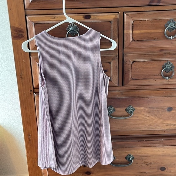 Hem & Thread Women’s Plum And Cream Sleeveless Tee Size Small NWT - Picture 5 of 9